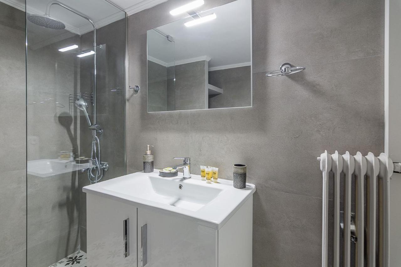 A Modern 2-Bedroom Apartment Near Areios Pagos Athènes Extérieur photo